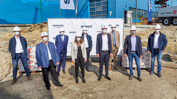 Matthias Lorz (von links), Siegfried Moßandl, Prof. Dr. Hans-Wolf Sievert, Bürgermeisterin Irmgard Eberl, CEO Jens Günther, Niklas Sievert, Gerrit Sievert, Andreas Moßandl und Dirk Schulze weihten die Baustelle ein. 