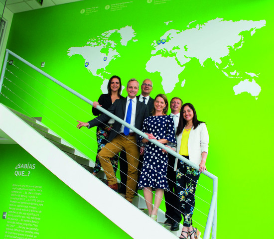 Zur Einweihung waren auch Hauptgesellschafterin Klaudia Benary-Redlefsen (3. v. r.) und Geschäftsführer Matthias Redlefsen (5. v. r.), hier zusammen mit dem Management-Team, nach Chile gereist. Zur Einweihung waren auch Hauptgesellschafterin Klaudia Benary-Redlefsen (3. v. r.) und Geschäftsführer Matthias Redlefsen (5. v. r.), hier zusammen mit dem Management-Team, nach Chile gereist.