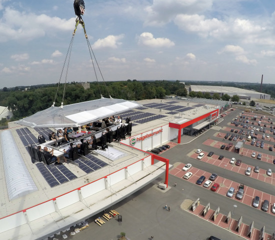 Hoch über dem Hagebaumarkt: Grillen in 50 Metern Höhe.
