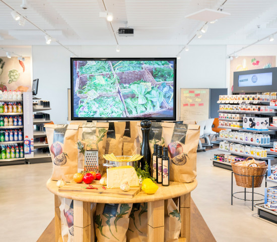 Shopper Experience: Auch die Produktplatzierung im Gang setzt im Supermarkt der Zukunft auf das Erlebniskonzept.
Shopper Experience: Auch die Produktplatzierung im Gang setzt im Supermarkt der Zukunft auf das Erlebniskonzept.