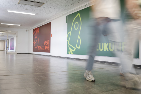 Die Werte, die den Alltag im Unternehmen prägen (sollen), sind gut sichtbar an den Wänden der Durchgänge angebracht. &nbsp;&nbsp;