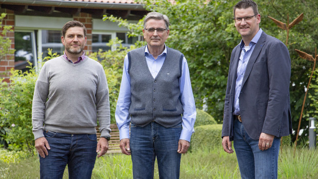 Wenn Dietmar Pundt (r.), Vertriebsleiter Consumer bei Floragard, Paul Syré (M.) in den Ruhestand verabschiedet, wird Christian Loos dessen Nachfolger.