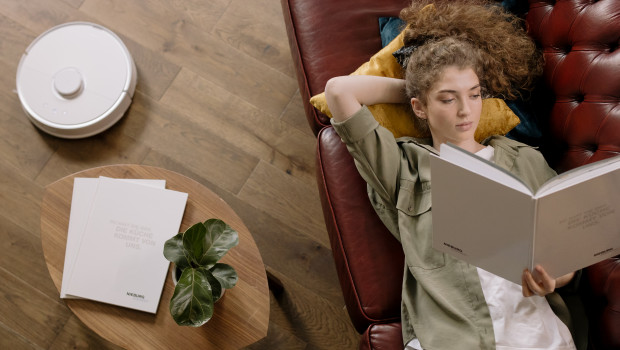 Sauberkeit ist wichtig - besonders wenn man viel Zeit zuhause verbringt. Doch Hausarbeit ist oft zeitraubend. Daher setzen die Deutschen lieber auf bequeme Geräte, wie Saugroboter. 