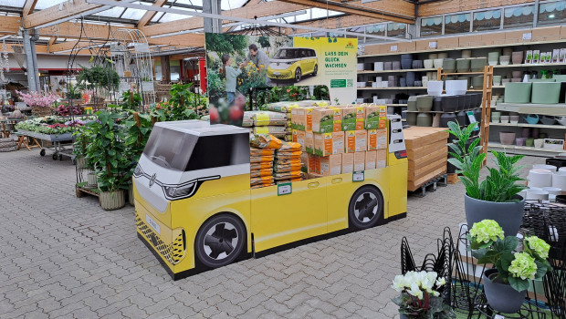 Mit einem Display im Design des Volkswagen ID. Buzz bewirbt Neudorff die Aktion im Handel. Mit einem Display im Design des Volkswagen ID. Buzz bewirbt Neudorff die Aktion im Handel.