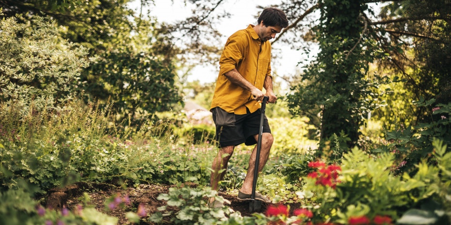 Ergonomische Tools sollen die Pflanzarbeit erleichtern. Mit dem Xact Blumenzwiebel-Pflanzer mit Stiel können Blumenzwiebeln ganz einfach im Stehen eingesetzt werden.