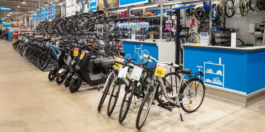 Jeder größere Jumbo-Markt hat seine eigene Velowerkstatt – offen einsehbar mitten auf der Verkaufsfläche. 