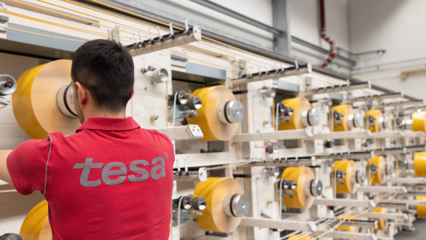 Um seine Klimaziele zu erreichen, setzt Tesa auf erneuerbare Energien und am Standort in Hamburg auf Wasserstoff. Um seine Klimaziele zu erreichen, setzt Tesa auf erneuerbare Energien und am Standort in Hamburg auf Wasserstoff.