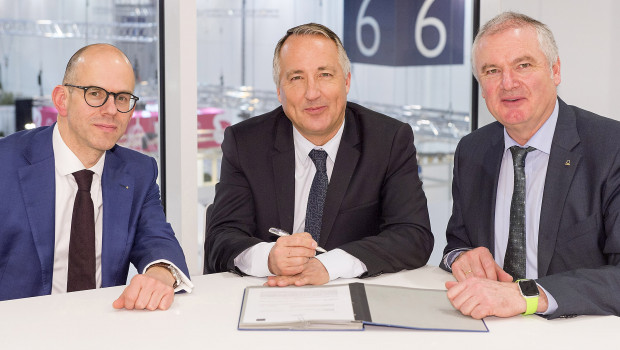 Messe-Essen-Geschäftsführer Oliver P. Kuhrt (M.), BdB-Hauptgeschäftsführer Markus Guhl (l.) und BdB-Präsident Helmut Selders haben den Kooperationsvertrag bis 2023 verlängert. Messe-Essen-Geschäftsführer Oliver P. Kuhrt (M.), BdB-Hauptgeschäftsführer Markus Guhl (l.) und BdB-Präsident Helmut Selders haben den Kooperationsvertrag bis 2023 verlängert.