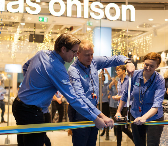 Gemeinsam haben Sampo Päällysaho, Managing Director der deutschen Tochtergesellschaft von Clas Ohlson, und Marktleiterin Janine Reindel das Band am Eröffnungstag durchgeschnitten.
