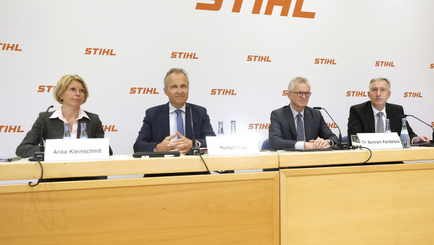 Auf einer Pressekonferenz berichtete der Stihl-Vorstand über den aktuellen Stand (v. l.): Anke Kleinschmit (Entwicklung), Norbert Pick (Marketing und Vertrieb), Bertram Kandziora (Vorsitzender), Michael Prochaska (Personal und Recht). Es fehlt Karl Angler (Finanzen und Controlling). Foto: obs/Andreas Stihl AG & Co. KG