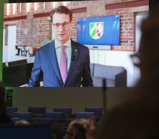 Für die Anwesenden wurde auch ein kurzes Grußwort von NRW-Ministerpräsident Hendrik Wüst eingespielt.