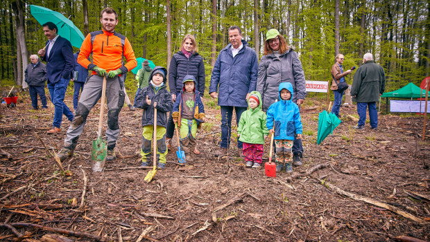 Bauhaus pflanzte eine Million Bäume: Gemeinsam mit dem Waldkindergarten Remchingen brachten die Teilnehmer die kleinen Setzlinge in den Boden.