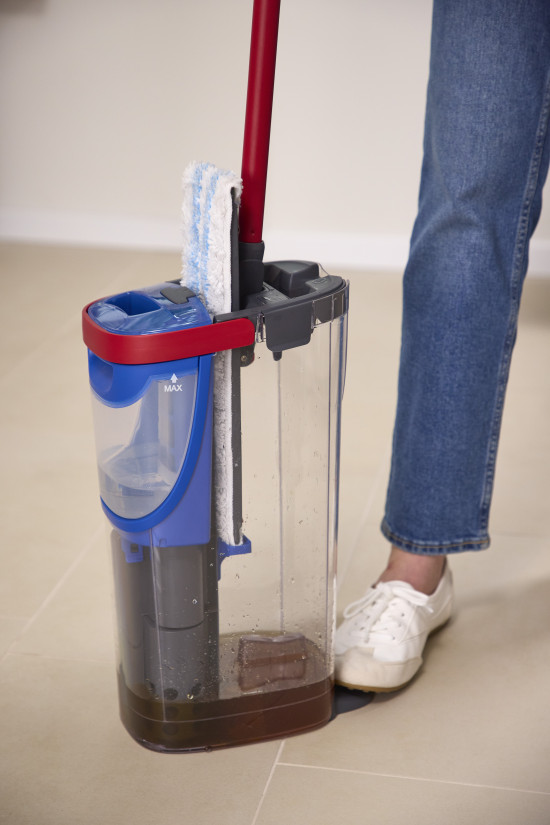 Während Wasserdüsen den Microfaserbezug in einer Kammer mit Frischwasser befeuchten, wird das Schmutzwasser in einer anderen Kammer separat gesammelt. Während Wasserdüsen den Microfaserbezug in einer Kammer mit Frischwasser befeuchten, wird das Schmutzwasser in einer anderen Kammer separat gesammelt.