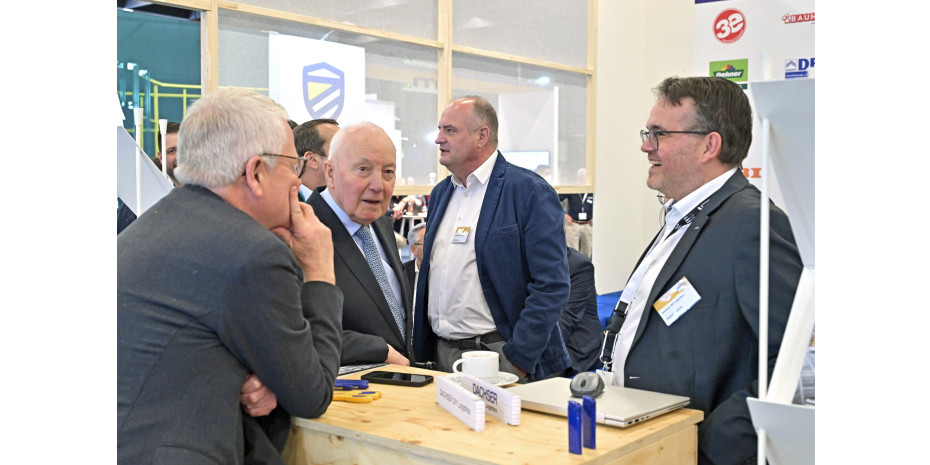 Die Spezialisten von Dachser wissen, wie die Branche tickt: Patrick Schwab (r.) im Gespräch mit John Herbert (M.) und Michel Salaün vom europäischen Baumarktverband Edra.&nbsp;