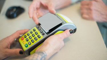 Deutsche zahlen immer öfter mit Karte