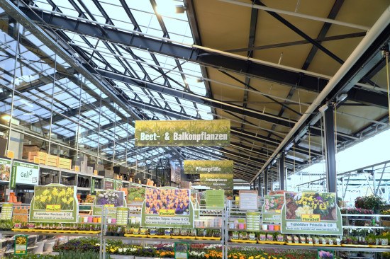 Die gläserne Dachkonstruktion des Gartencenters unterscheidet den neuen Markt von den anderen Standorten in Deutschland. Die gläserne Dachkonstruktion des Gartencenters unterscheidet den neuen Markt von den anderen Standorten in Deutschland.