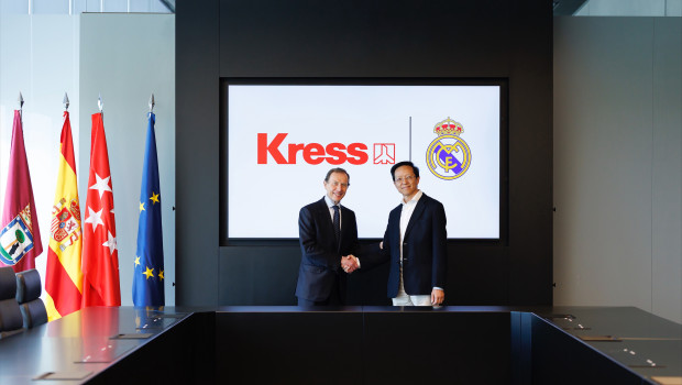 Don Gao (r.) und Emilio Butragueño, Stürmer und Direktor für institutionelle Beziehungen bei Real Madrid, trafen sich zur Vertragsunterzeichnung.