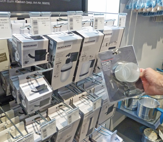 Die Verpackung der Fackelmann-Badaccessoires wurde von Blister auf Karton umgestellt. Die Verpackung der Fackelmann-Badaccessoires wurde von Blister auf Karton umgestellt.