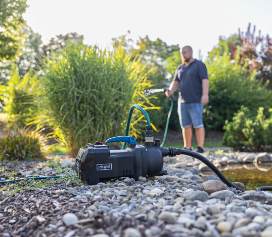 Die Akku-Gartenpumpe C-GP3000-X ermöglicht die Bewässerung überall – ganz ohne Stromanschluss.