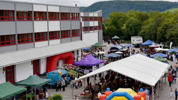 Normalerweise rangieren hier Lkw - am Samstag tummelten sich die Gäste des Sommerfestes auf dem Betriebsgelände der Meffert AG Farbwerke.