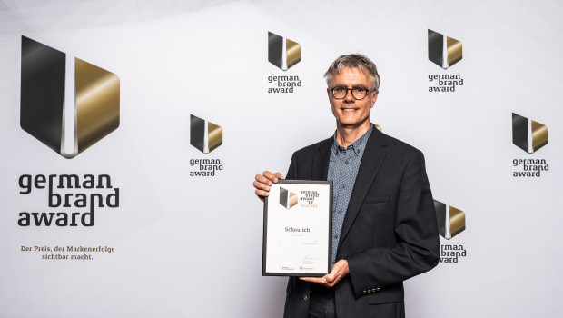 Im Rahmen der feierlichen Gala in Berlin nimmt Axel Schröder, Marketingleiter von Scheurich, den German Brand Award 2019 entgegen.