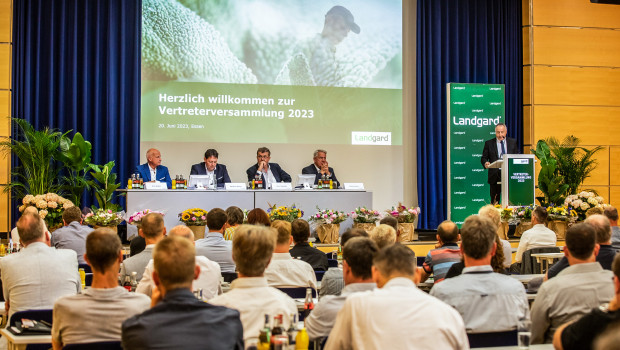 Messechef Oliver P. Kuhrt begrüßt die Teilnehmer der Vertreterversammlung der Landgard Erzeugergenossenschaft in Essen.