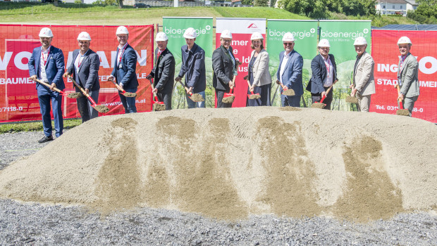 Spatenstich: Das neue Biomasseheizwerk soll die klimaneutrale Wärmeversorgung des Standorts Karlsdorf sichern.