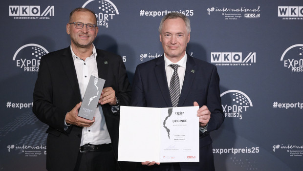 Geschäftsführer Franz Neuhofer (v.l.) und COO Peter Baldinger nahmen den Exportpreis entgegen. 