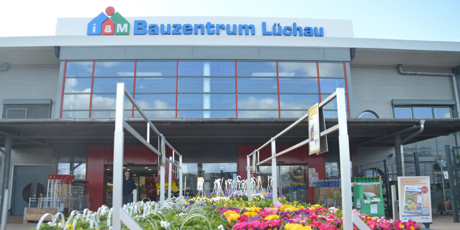 Das Pflanzenangebot vor dem Eingang schafft Einzelhandels­feeling.