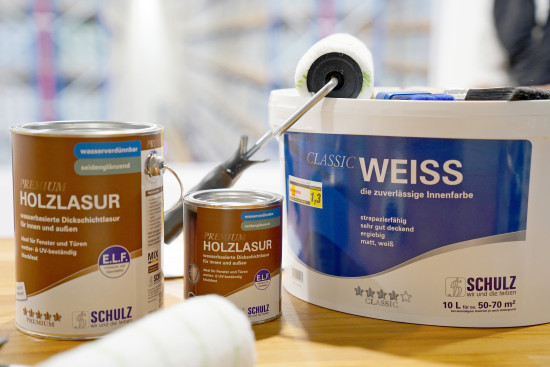 Die Produktauswahl ist vielfältig. Das Sortiment reicht von Innendispersionen, Lacken und Lasuren, Grundierungen, Fassadenfarben, Putzen sowie Spachtelmassen über Kreativprodukte bis hin zu Bodenbeschichtungen. &nbsp;