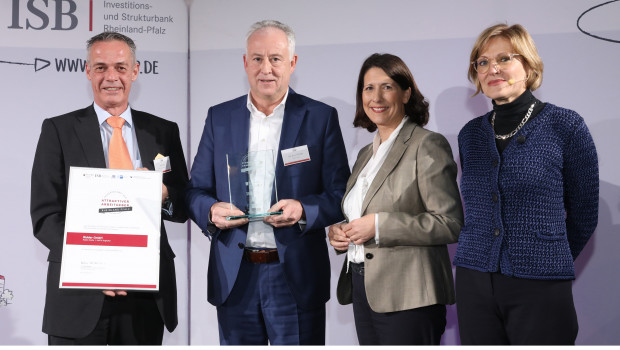 Verleihung des Preises „Attraktiver Arbeitgeber Rheinland-Pfalz 2019“ an Ridder. (v.l.n.r.: Ralf Heller, Laudator, Dirk Busch-Ridder, Geschäftsführer Ridder GmbH, Daniela Schmitt, Wirtschaftsstaatsekretärin Rheinland-Pfalz und die Moderatorin Sieglinde Schneider.) [Bild: Ridder GmbH]