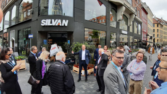 Originelle Storetour und herzliches Get-together zum Start des Summit