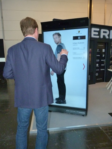 Auf den POS-Displays von Ameria können Kunden Avatare erstellen und mit diesen beispielsweise Kleidung anprobieren. Das Abbild auf dem Bildschirm reagiert auf die Bewegungen seines Gegenübers.