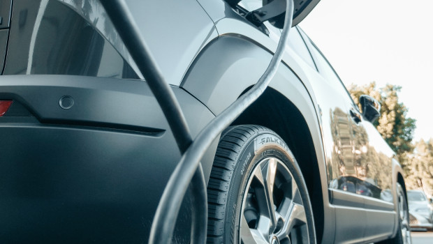 Ein Elektroauto wird an einer Ladesäule betankt.