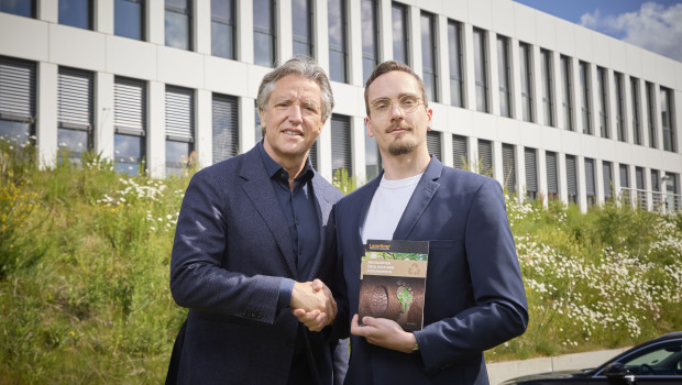 Geschäftsführer Martin Wonisch (v.l.) und ESG‐Manager Lukas Klöne‐Jungmann sind stolz auf die positive Ecovadis‐Bewertung.