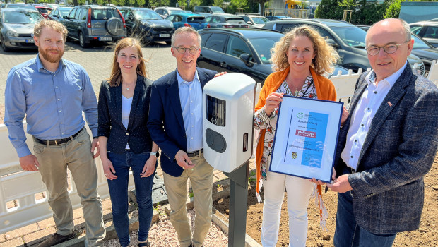 Kreisklimaschutzmanager Simon Haas (v.l.), Isabelle Dahlheimer, Volker Mehler, Landrätin Bettina Dickes und Vorstand Dieter Meffert vor einer der neuen 24 E-Ladesäulen am Standort Bad Kreuznach.