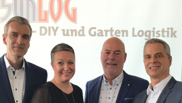 Norbert Lindemann, Geschäftsführer Herstellerverband Haus & Garten, Melanie Uhrig und Ralf Meistes, Dachser DIY-Logistics, sowie Markus Schering, Leiter von Synlog, freuen sich über die weitere Zusammenarbeit.