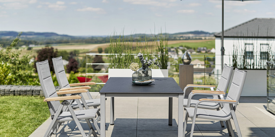 Entspanntes Essen unter freiem Himmel: Garten, (Dach-)Terrasse und Balkon übernehmen immer mehr Funktionen der Wohnung.