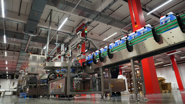 Auf neuen Produktionsflächen von rund 5.000 m² errichtet Sonax sukzessive mehreren Abfülllinien. Auf neuen Produktionsflächen von rund 5.000 m² errichtet Sonax sukzessive mehreren Abfülllinien.