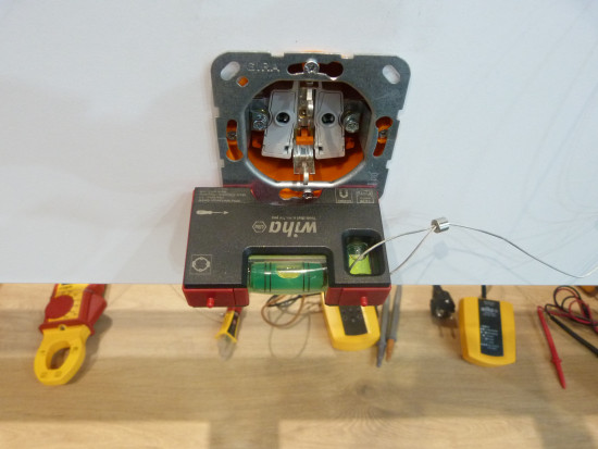 Die Mini-Wasserwaage von Wiha hält dank Magnetkraft.&nbsp;