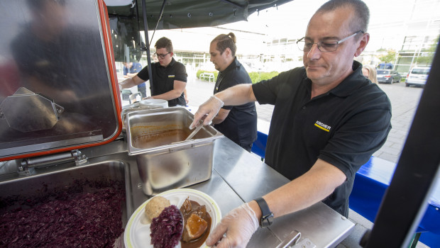 Küchenchef Marcus Henrich kocht in der Feldküche MFK von Kärcher Futuretech, die in Remagen im Ahrtal stationiert ist. Küchenchef Marcus Henrich kocht in der Feldküche MFK von Kärcher Futuretech, die in Remagen im Ahrtal stationiert ist.
