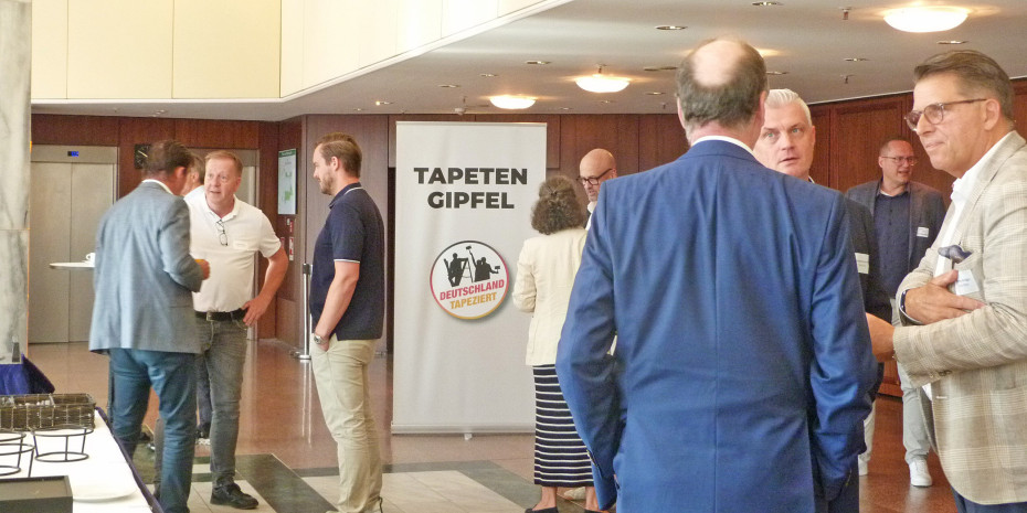 Beim Tapetengipfel kamen Hersteller, Verarbeiter und Händler zusammen, um über drängende Branchenthemen ins Gespräch zu kommen. Beim Tapetengipfel kamen Hersteller, Verarbeiter und Händler zusammen, um über drängende Branchenthemen ins Gespräch zu kommen.