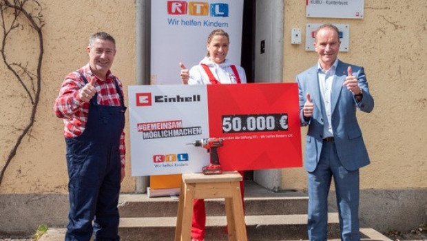 Joachim Llambi (von links), Simone Mecky-Ballack und Andreas Kroiss übergaben in München den Spendenscheck. 