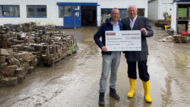 Klaus Meffert (rechts), der Vorstandsvorsitzende der Meffert AG Farbwerke, überreichte Peter Jansen, Geschäftsführer von P.A. Jansen GmbH u. Co. KG, einen Scheck über 100.000 Euro. 