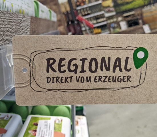 Im Markt steht die Regionalität der Produkte im optischen Fokus.