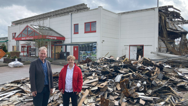 Gerd-Christian Wagner, Bürgermeister von Varel, und Marktleiterin Wiebke Trometer vor den Trümmern des abgebrannten Marktes. Die Stadt hat zügige Unterstützung zum Beispiel beim Genehmigungsverfahren des Neubaus angekündigt.