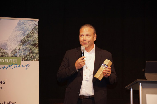 Verkaufsleiter Heiko Heinlein nahm den Preis für Hörmann entgegen. Er meinte: In Sachen Nachhaltigkeit müssten eigentlich alle Gewinner sein. Verkaufsleiter Heiko Heinlein nahm den Preis für Hörmann entgegen. Er meinte: In Sachen Nachhaltigkeit müssten eigentlich alle Gewinner sein.