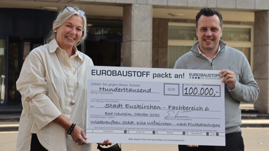 100.000 Euro für den Wiederaufbau der Kita Wißkirchen nahmen Bürgermeister Sacha Reichelt und Fachbereichsleiterin Christiane Mermi entgegen. 