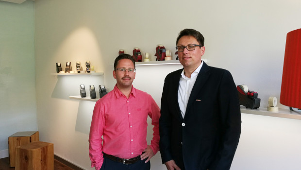 Kai Beilenhoff (r.), Director Marketing & Product Management bei Meto, und Designer Thomas Amann freuen sich über die Eröffnung des neuen Showrooms.