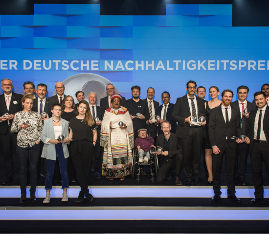 Gruppenbild aller Preisträger des Deutschen Nachhaltigkeitspreises 2020.